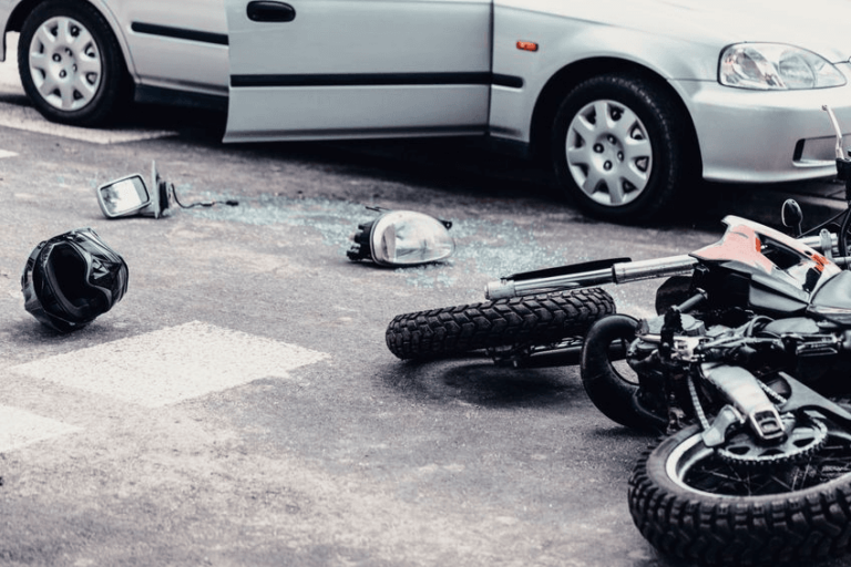 Accidente fatal entre motocicleta y vehículo